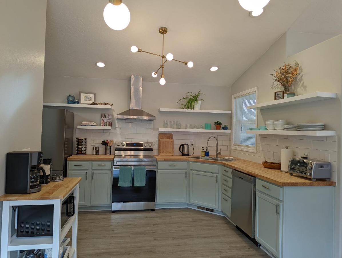 Contemporary 2-Bedroom Close To Downtown, Dining Юджийн Екстериор снимка