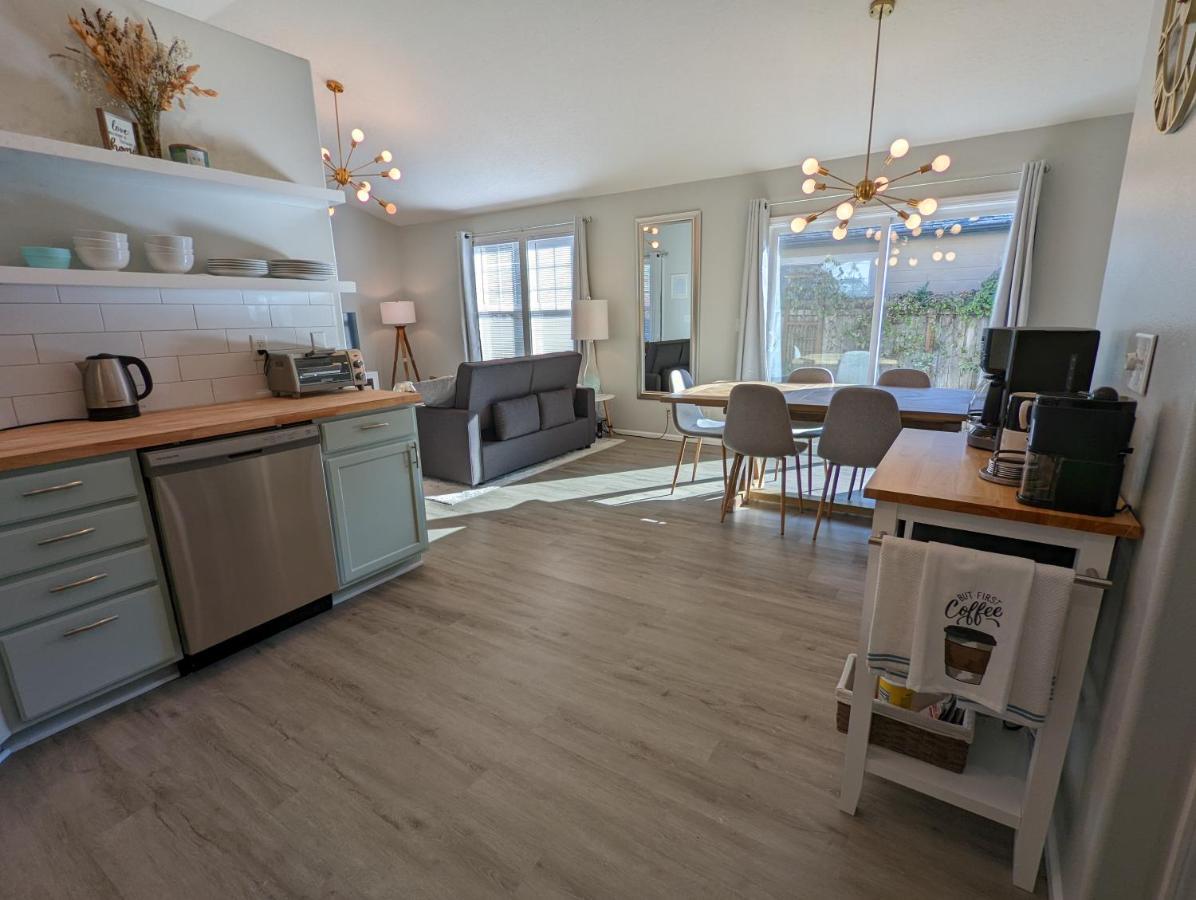 Contemporary 2-Bedroom Close To Downtown, Dining Юджийн Екстериор снимка