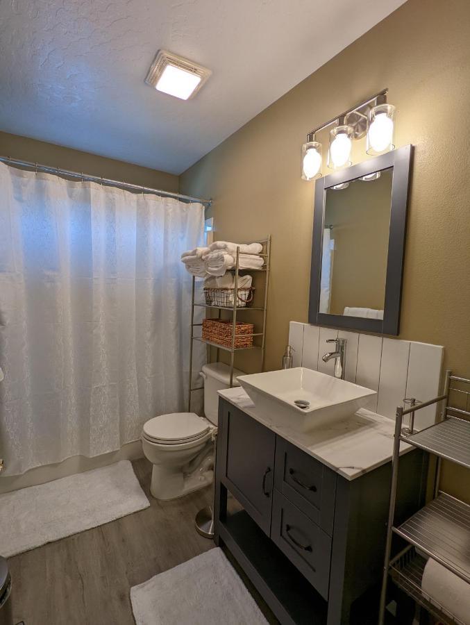 Contemporary 2-Bedroom Close To Downtown, Dining Юджийн Екстериор снимка